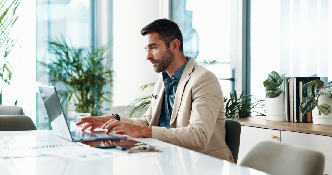 Administrador organizando o plano de contas contábil.