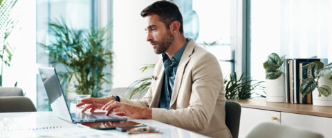 Administrador organizando o plano de contas contábil.