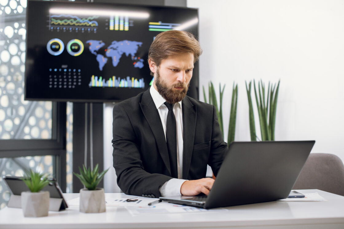 Profissional de Gestão focado em suas atividades empresariais