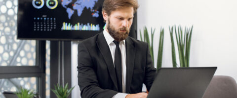 Profissional de Gestão focado em suas atividades empresariais