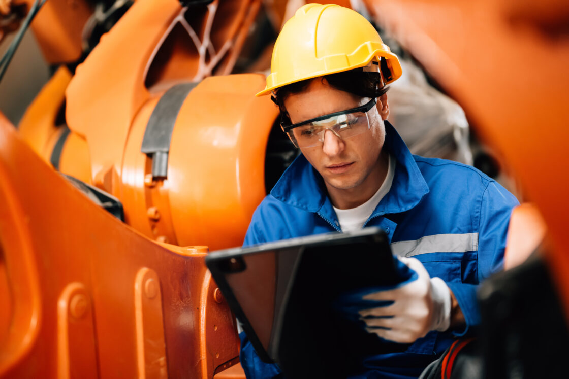 profissional da industria usa o ERP para escalar os negócios e otimizar a gestão empresarial