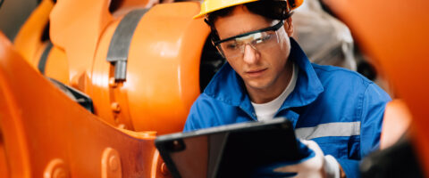 profissional da industria usa o ERP para escalar os negócios e otimizar a gestão empresarial