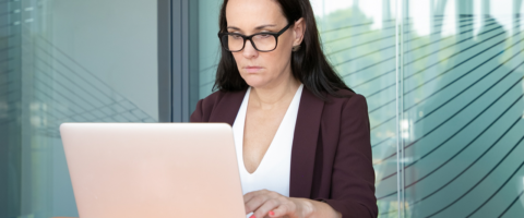 Mulher usando laptop em ambiente de escritório recursos humanos, fazendo a gestão de candidatos no ERP
