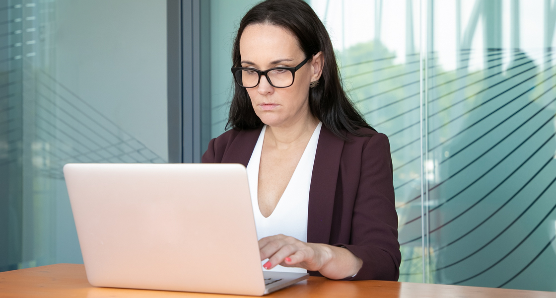 Mulher usando laptop em ambiente de escritório recursos humanos, fazendo a gestão de candidatos no ERP