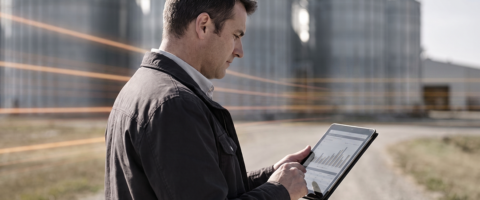 Gestor de agronegócio utiliza tablet com ERP para validar dados fiscais e gerenciar contratos na balança de uma indústria processadora de grãos