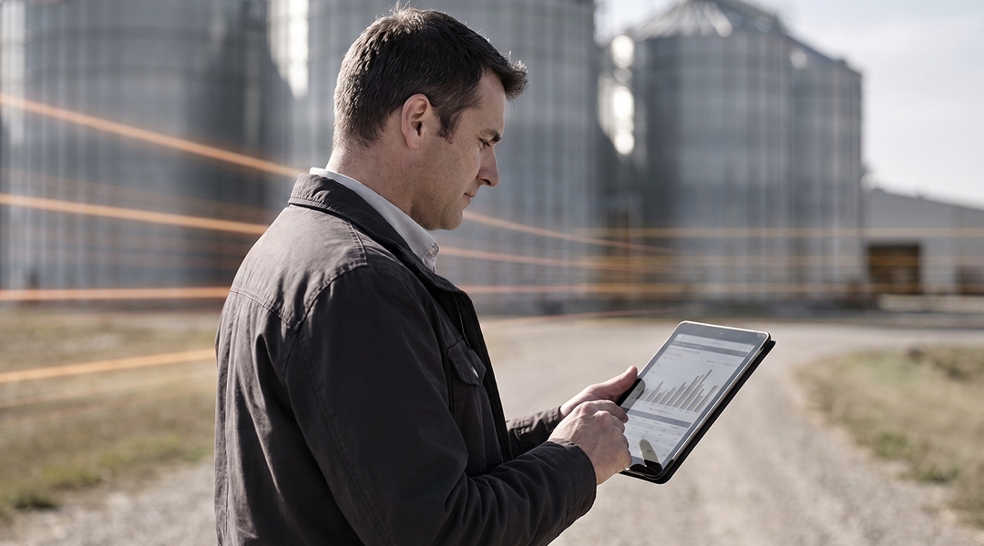 Gestor de agronegócio utiliza tablet com ERP para validar dados fiscais e gerenciar contratos na balança de uma indústria processadora de grãos